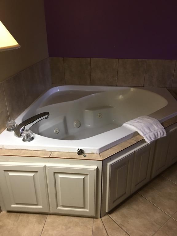 Econo Lodge Inn & Suites غرينبرير المظهر الخارجي الصورة